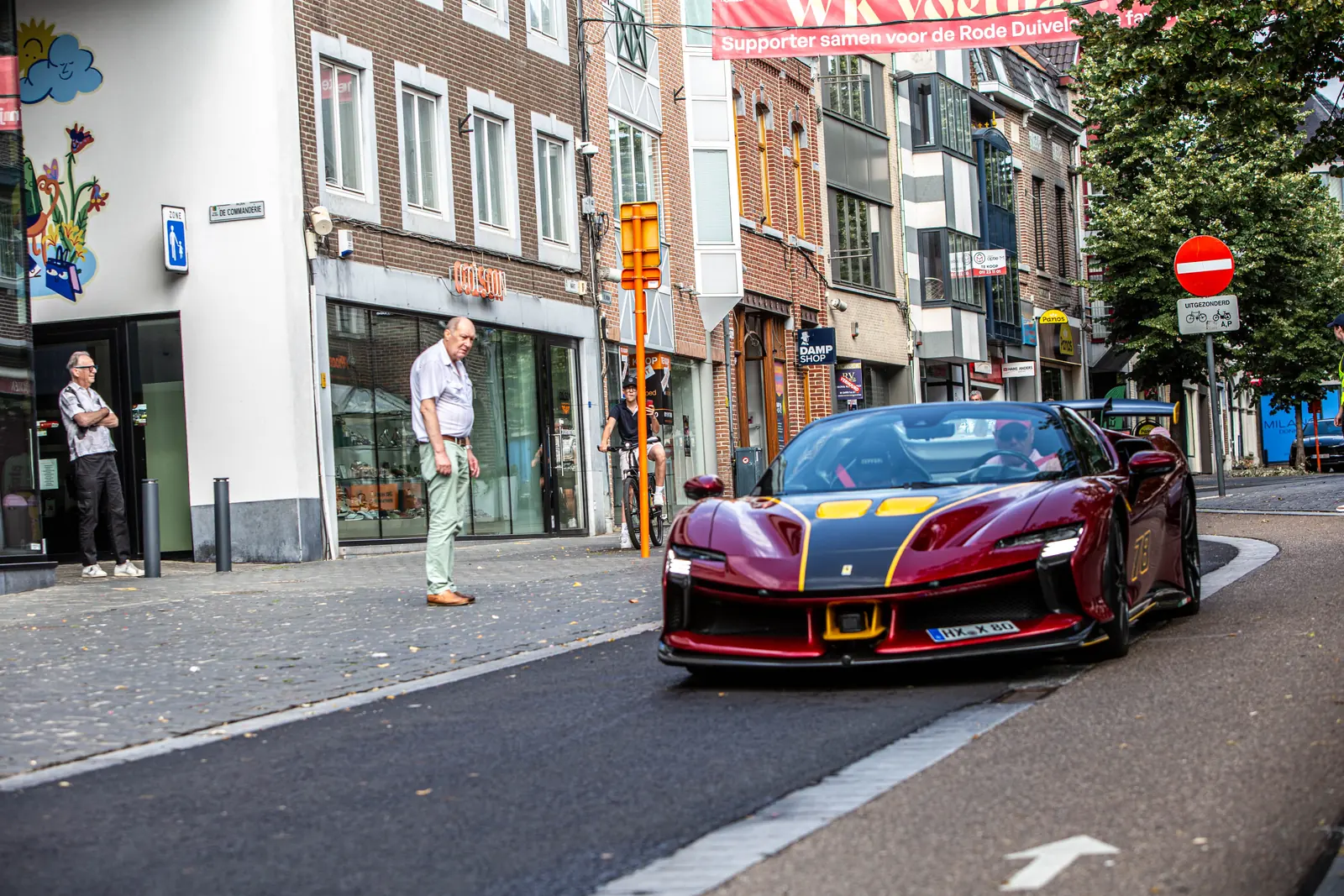 Ferrari SF90 XX Stradale van opzij