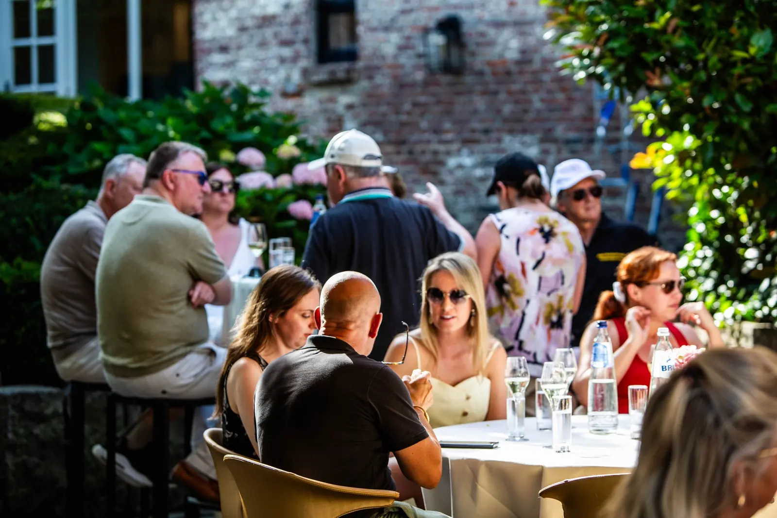 Deelnemers aan tafel na een tour