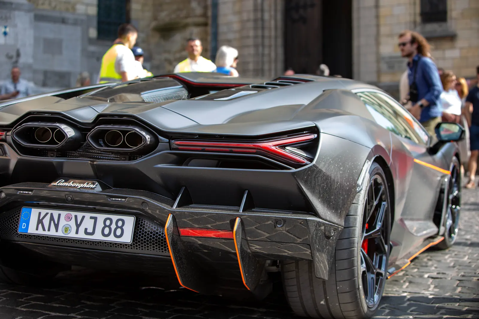 Lamborghini Revuelto van achteren