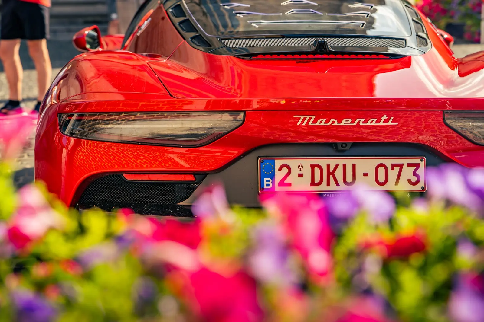 Achterzijde van een rode Maserati