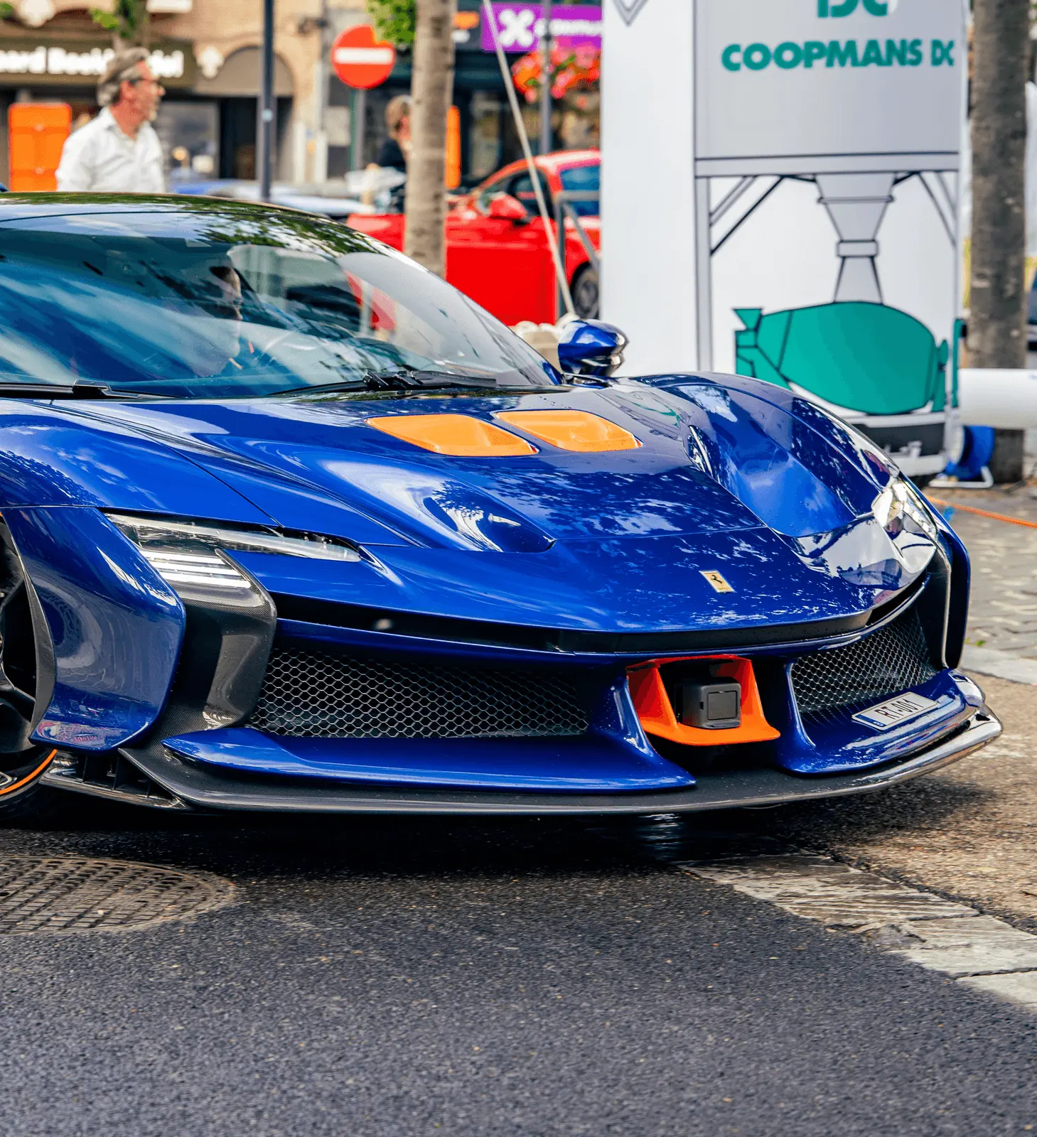 Blauwe Ferrari van voren