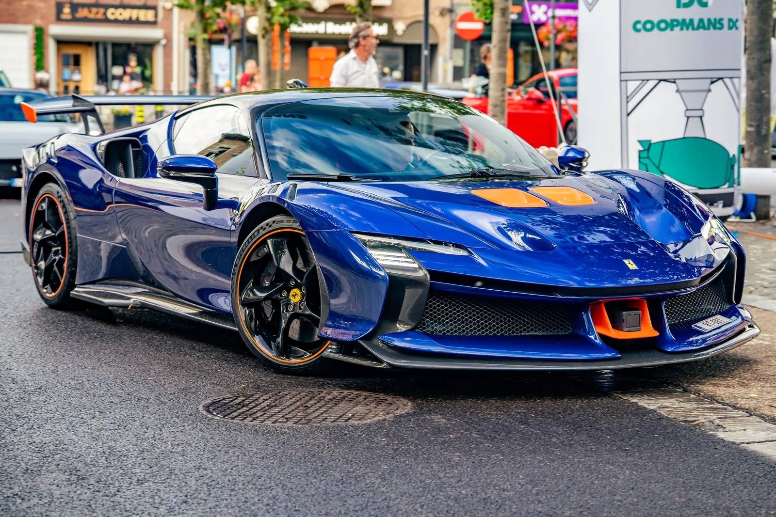 Blauwe Ferrari van opzij