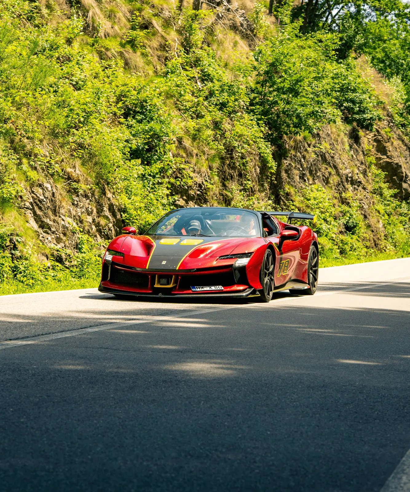 Rode Ferrari op een streekweg